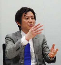コーポレートコミュニケーション部<br />
パブリシティ課(報道担当)<br />
主事 衣笠 喜之氏