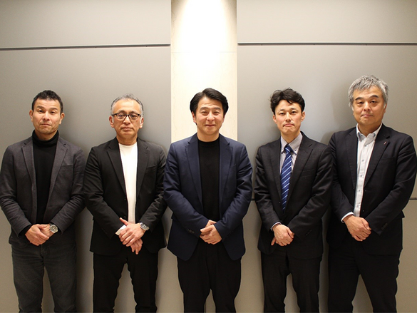 新領域事業開発部　課長　森永 豪 氏（中央）、課長　立石 博之 氏（左から2人目）、係長　平野 真孝 氏（右から2人目）<br />
株式会社NJアグリサポート　代表取締役社長　穴田 勝美 氏（左）<br />
西鉄自然電力合同会社　事業統括ディレクター　花田 茂吉 氏（右）