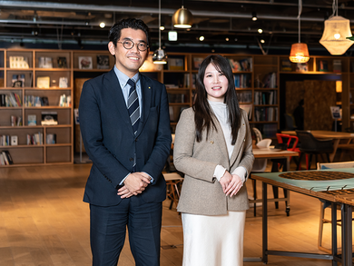 経営企画室　室長　壺坂 廣志 氏（左）<br />
経営企画室　主任　佐川 桃子 氏（右）