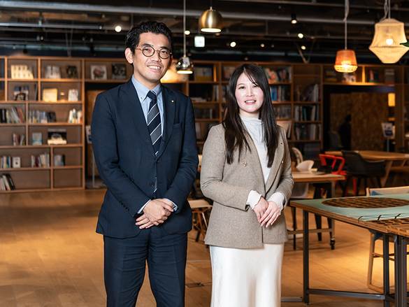 経営企画室　室長　壺坂 廣志 氏（左）<br />
経営企画室　主任　佐川 桃子 氏（右）